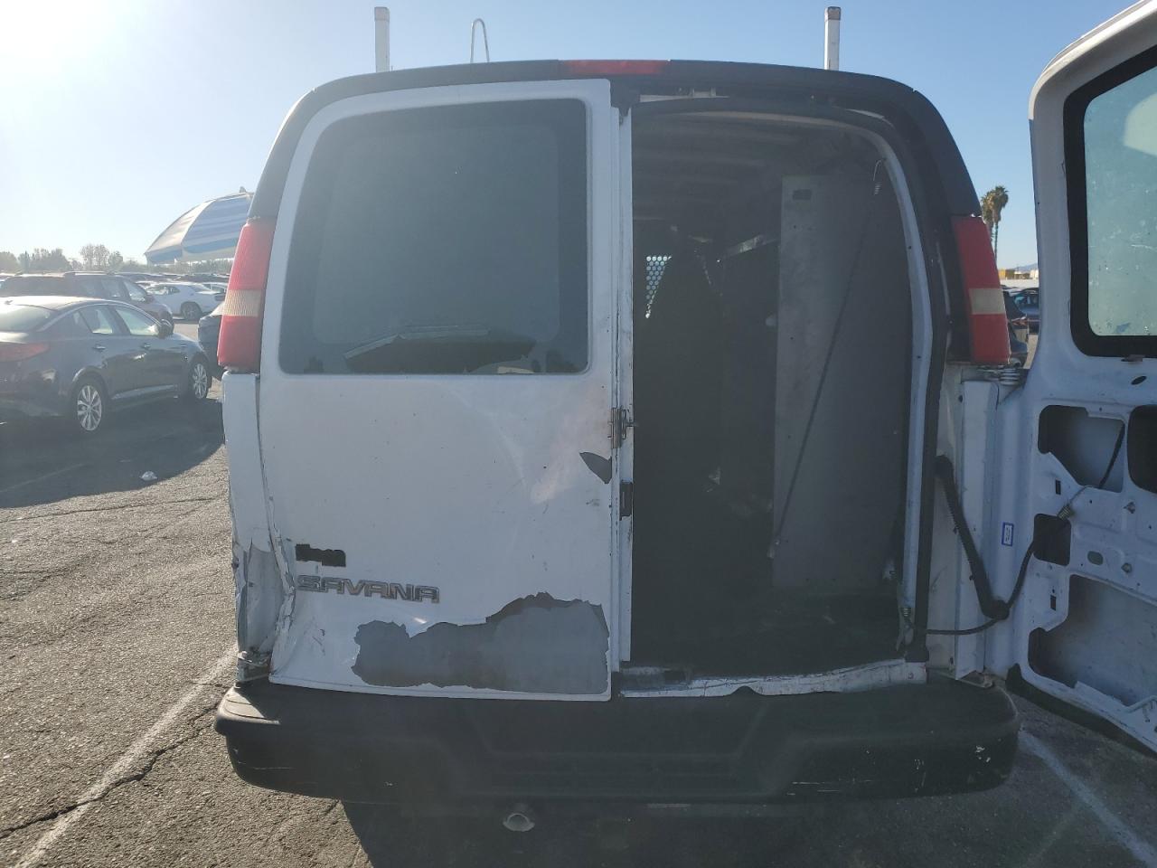 GMC Savana G2500 Image 13